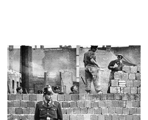 Un policía de la República Democrática Alemana vigila la construcción de Muro de Berlín el 13 de agosto de 1961 el Muro de Berlín, partió en dos la ciudad durante 28 años